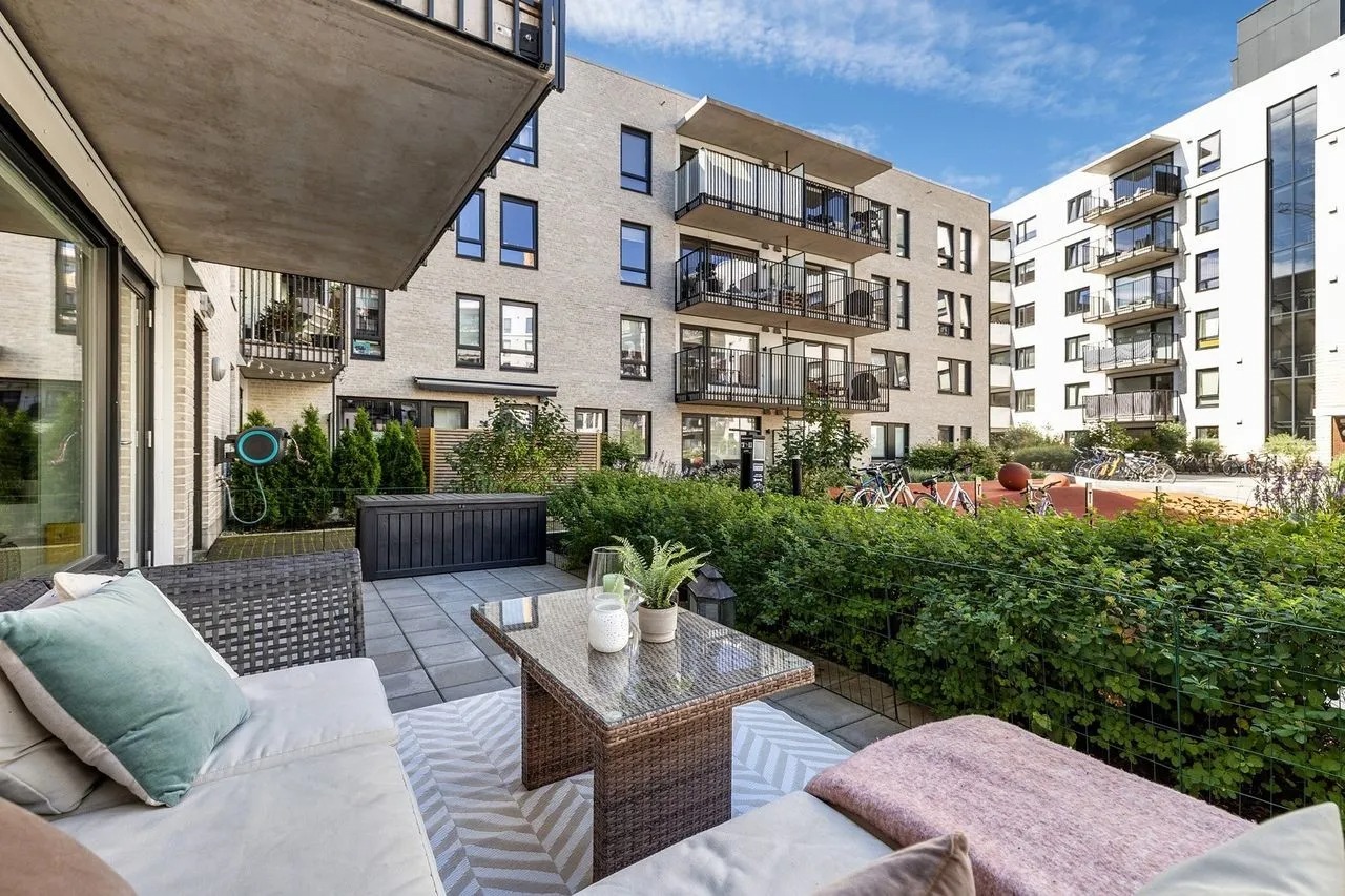 Nytt bygg fra 2019. Bilde fra terrassen om sommer. 